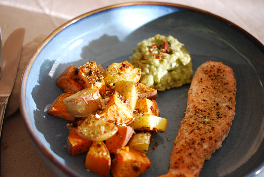 Ugnsbakad lax med rostad potatis, sötpotatis och krämig avokadoröra